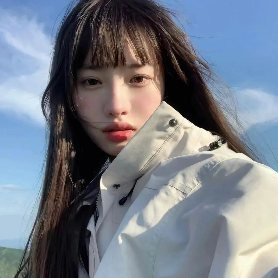 穿一只红鞋的男人